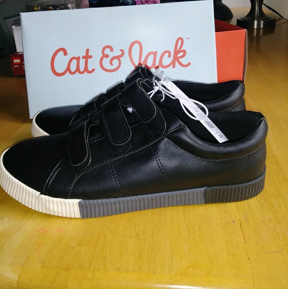 Brand new shoes size 7 Velcro straps